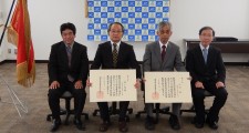 左から藤本校長、柳下名誉教授、江間名誉教授、蓮實副校長