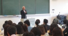 講演中の房間氏