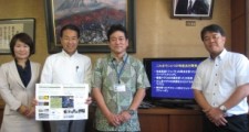(向かって左から加藤あきこ議員、加藤元章副議長、藤本晶校長、高橋達也議員)