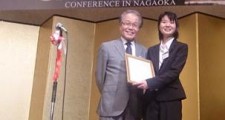 長岡技術科学大学の新原学長(写真左)より優秀ポスター賞の表彰をうける笹本さん(写真右)
