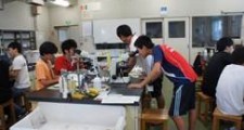 生物顕微鏡操作の様子