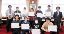 藤本校長と優秀発表賞受賞者の皆さん