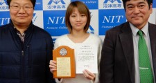 受賞を報告する実可子さん(中央)と指導教員の鄭 萬溶先生(左)、藤本 晶校長(右)
