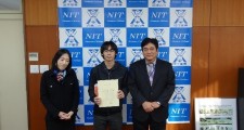 入選した村松佑真君(中央)と、村上准教授(左)、藤本 校長(右)