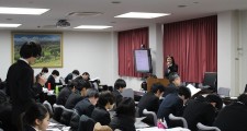 報告会で質疑応答を行う学生たち