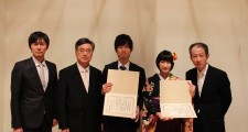 左から大沼巧准教授、高野明夫前専攻科長、太田和希さん、佐野友里花さん、遠山和之教授