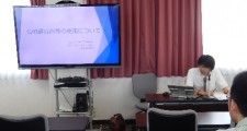 講習を行う大内財務係長