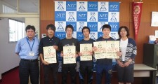 藤本校長先生から表彰状を受け取った4名