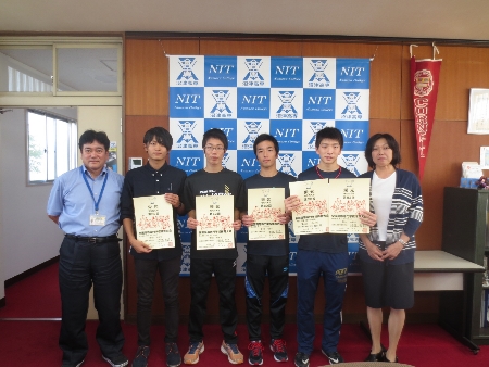 藤本校長先生から表彰状を受け取った4名