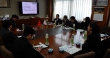 学校と高専の概要を説明する藤本 学校長