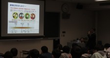 パワーポイントを用いて講演される森講師