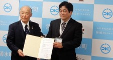 署名後揃っての写真撮影