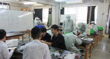 高専生と共に授業を受けている様子