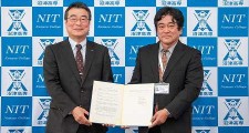 東芝機械 佐々木常務執行役員(左)と沼津高専 藤本学校長(右)