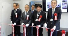 左から木戸同窓会長、井出教育後援会長、藤本校長、小林副校長