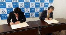 署名中の遺伝学研究所花岡所長(右)と藤本校長