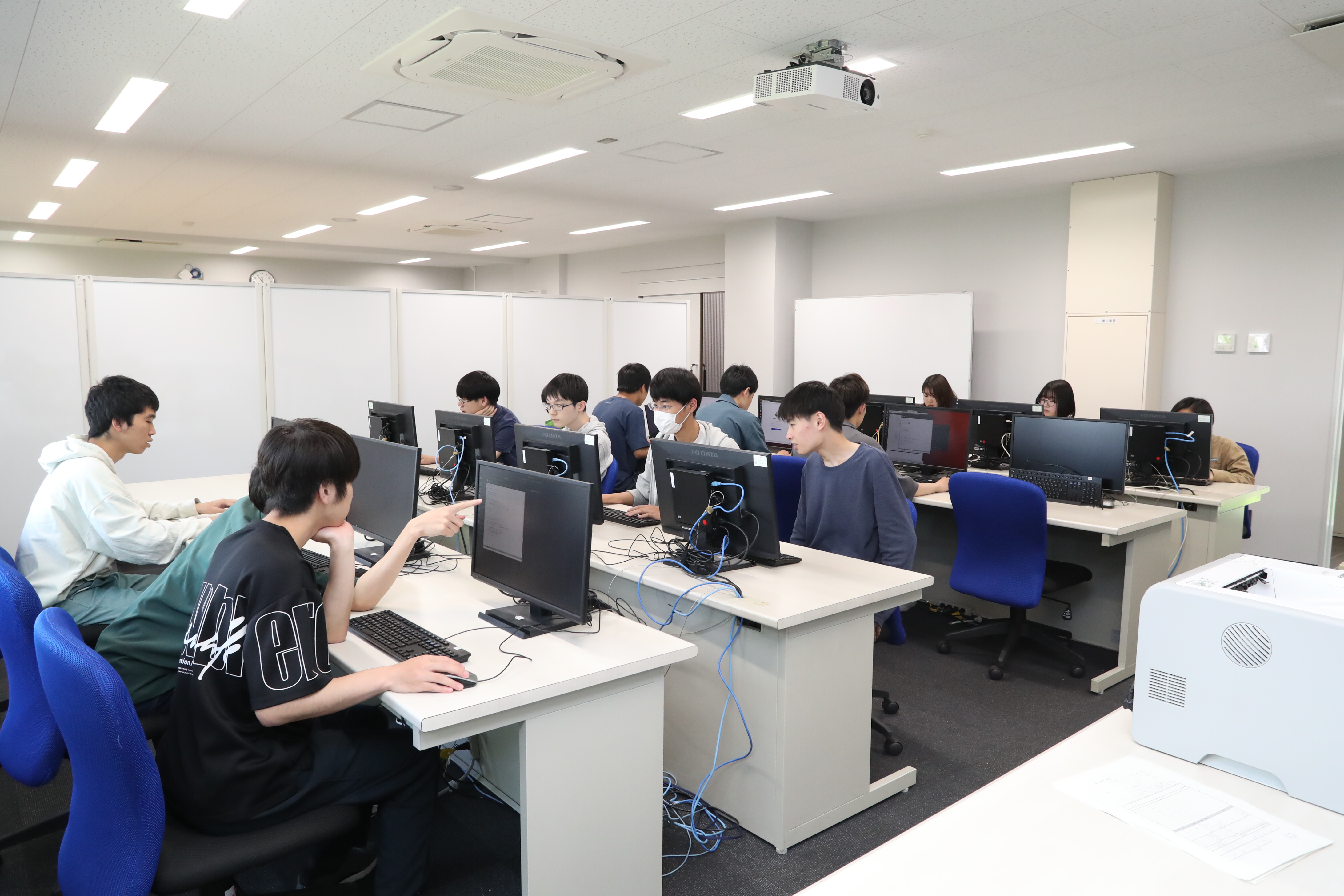 第2演習室での自学自習風景