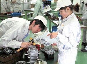 エンジンの分解・組み立て実習