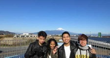 富士山を背景に記念写真
