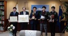左から青木准教授、中村校長、川勝県知事、電子制御工学科3年渡邊さん、草芽さん