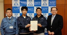 左から藁科准教授、伊藤さん、ブリンヒルさん、中村校長
