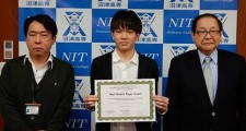 左から山崎准教授、鈴木さん、中村校長
