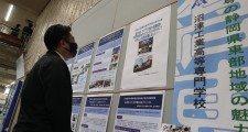 頼重市長にも展示をご覧いただきました