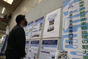 頼重市長にも展示をご覧いただきました