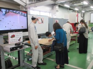 一日体験入学写真（学科展示等の様子１）