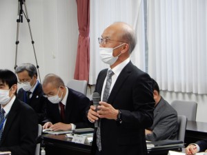 挨拶する岡田校長（R4運営諮問会議）