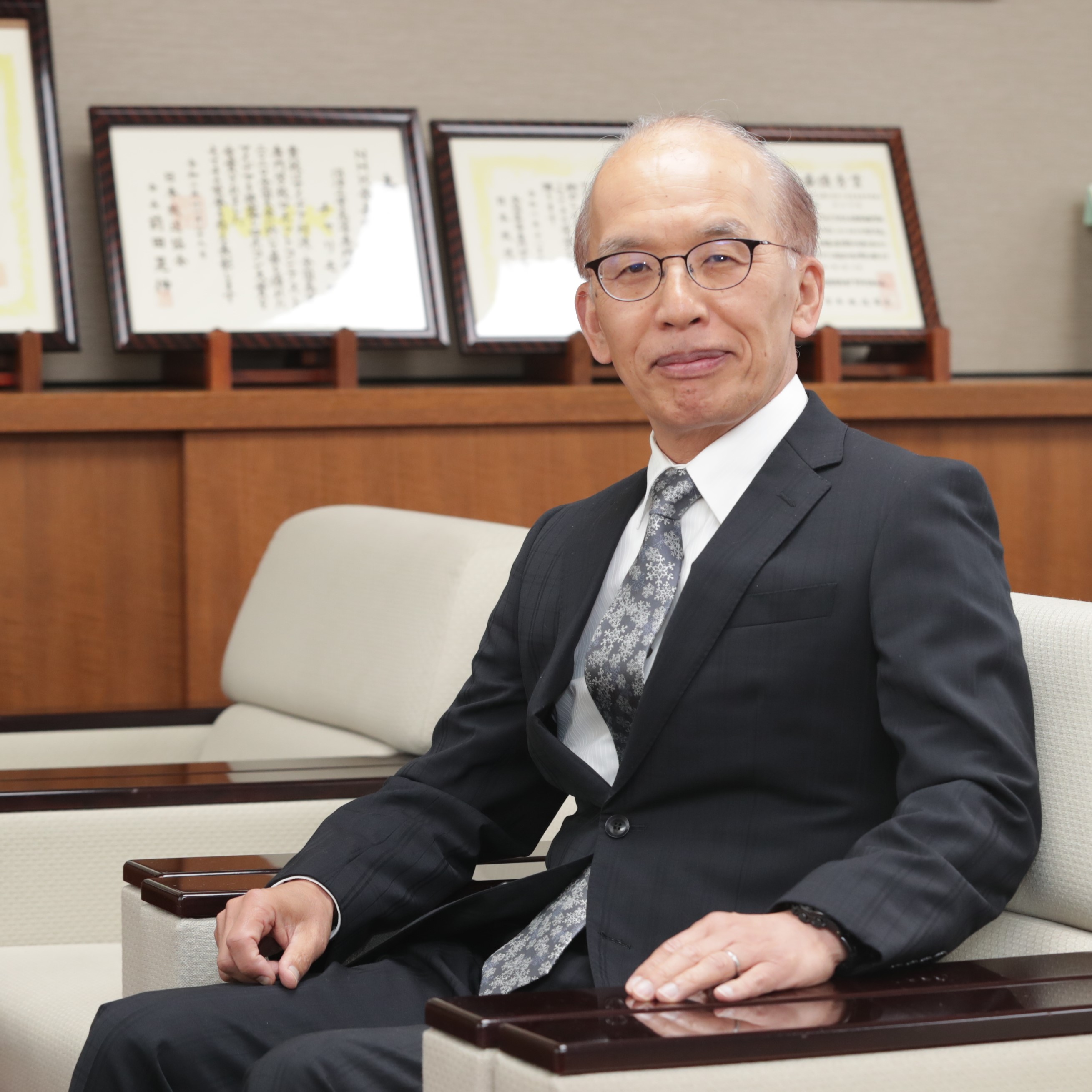 学校長 岡田 哲男