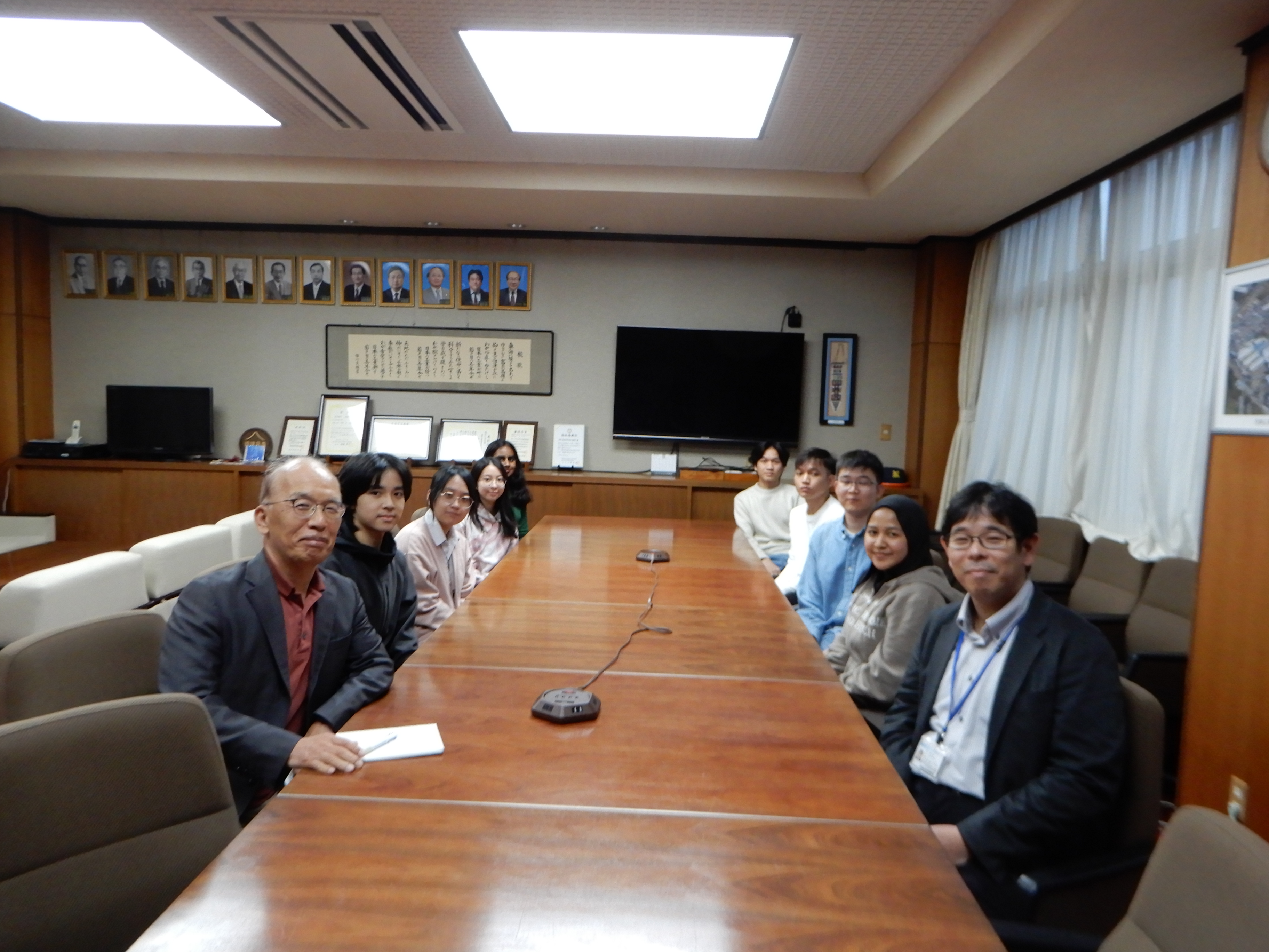 留学生の皆さんと岡田校長と懇談会