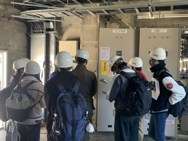 受変電設備の点検を見学