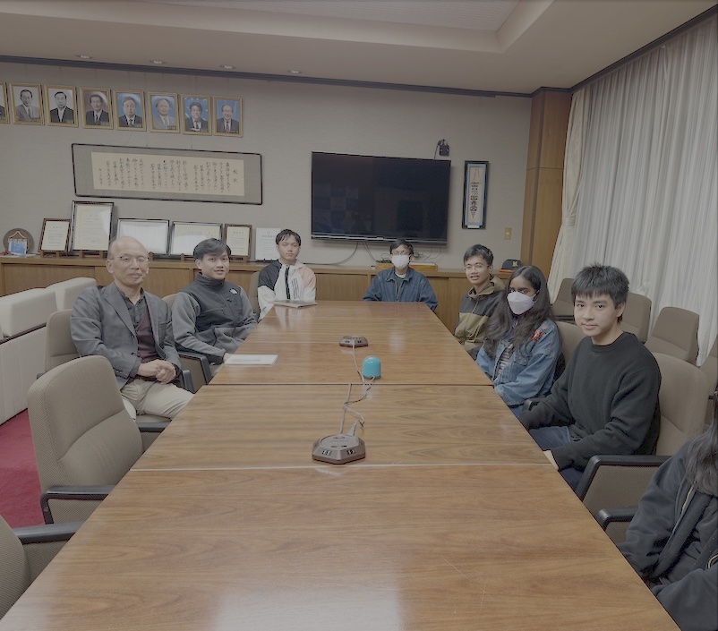 留学生と岡田校長の懇談会