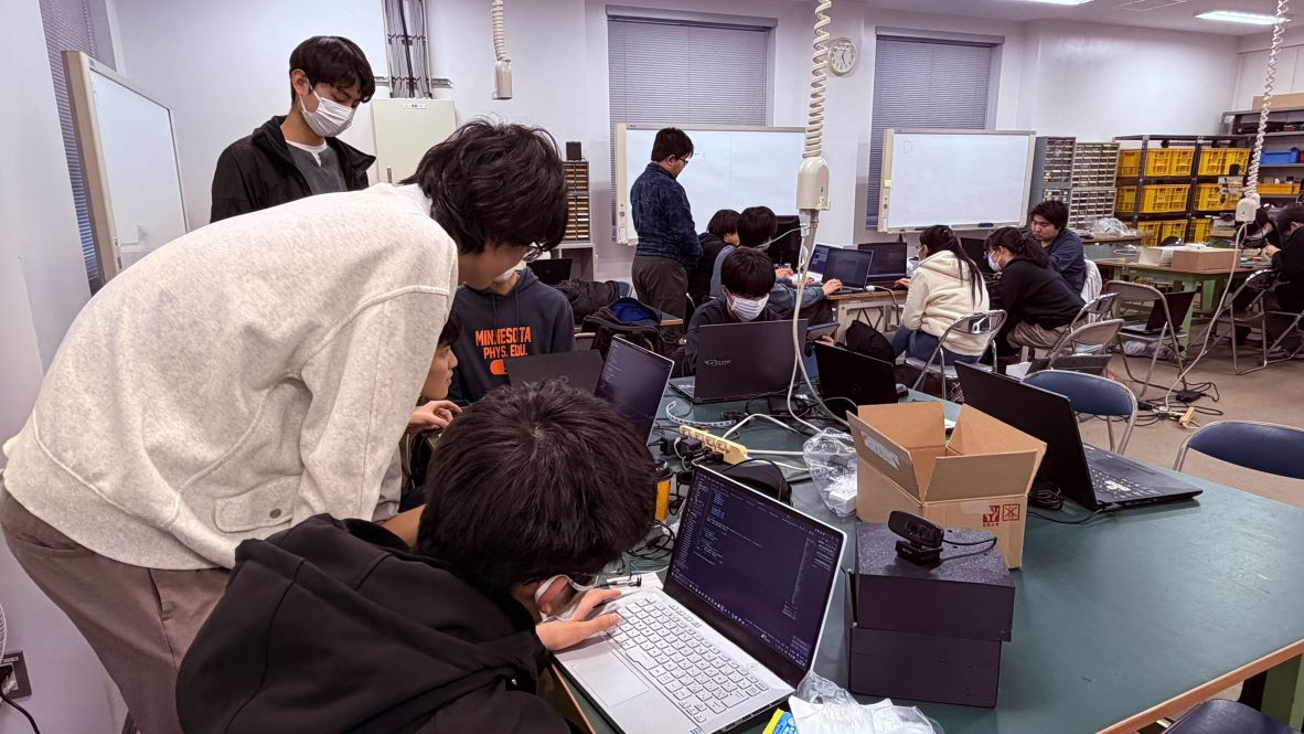 制御情報工学科4年生の創造設計作品発表会前日の作業風景