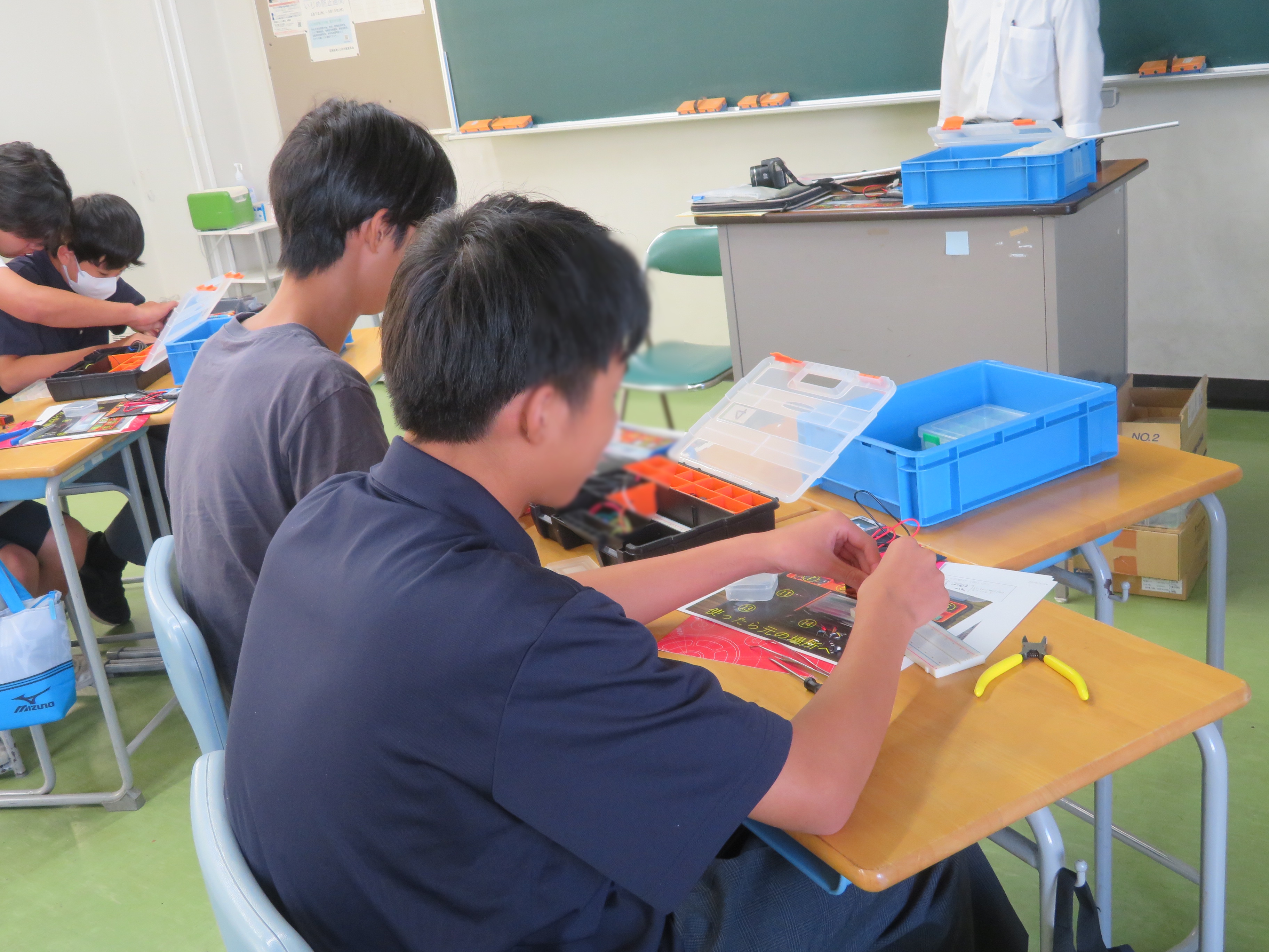 公開講座「自動車等の生産ラインの制御回路を小さな電子パーツで体験しよう」を実施