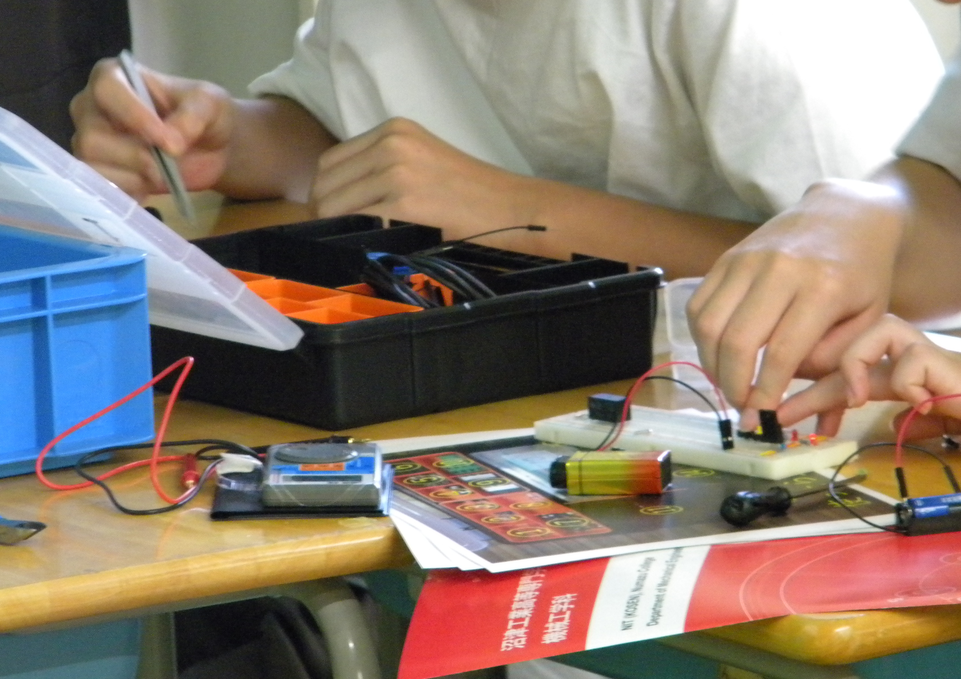 公開講座「自動車等の生産ラインの制御回路を小さな電子パーツで体験しよう」を実施
