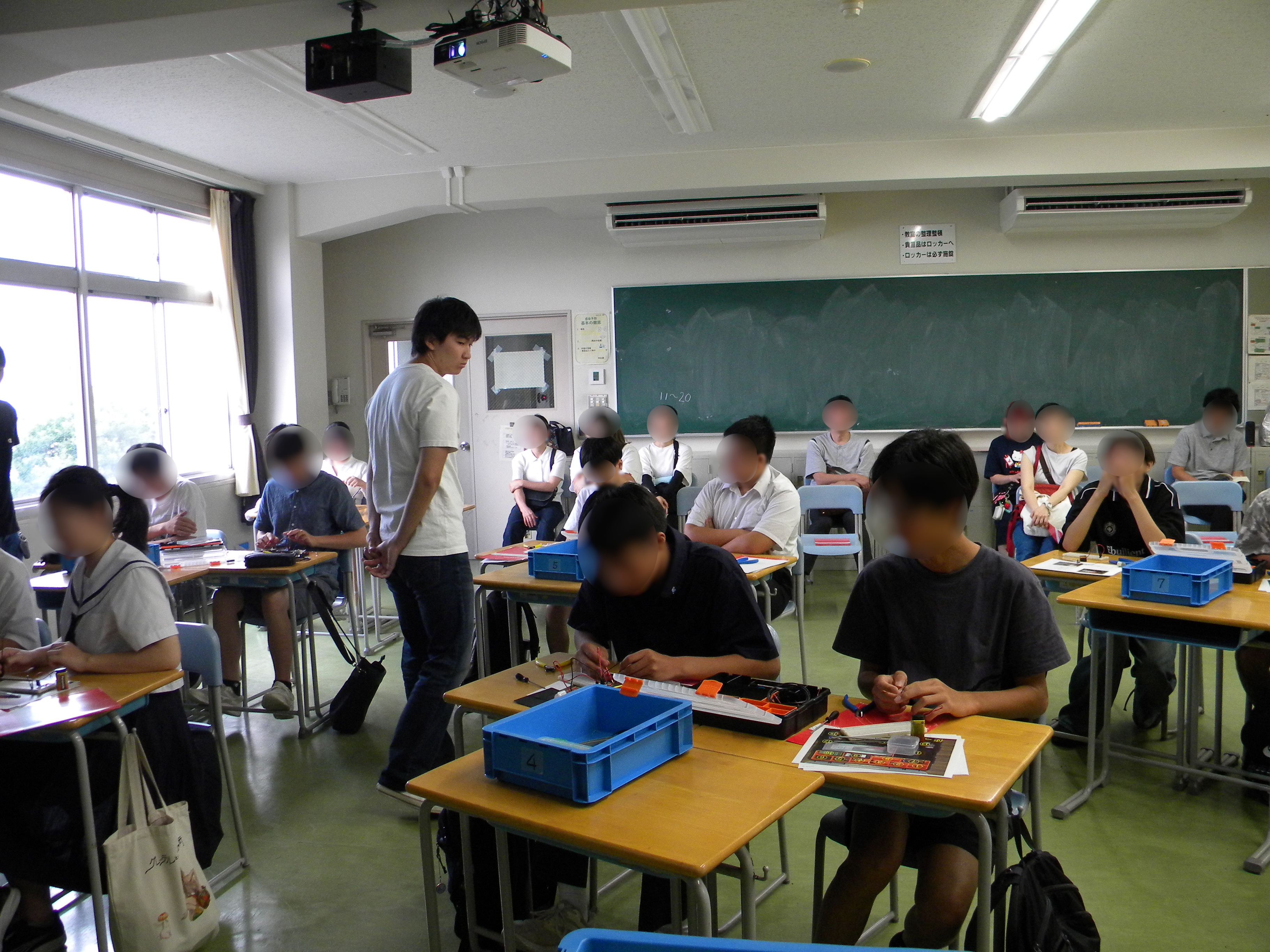 公開講座「自動車等の生産ラインの制御回路を小さな電子パーツで体験しよう」を実施