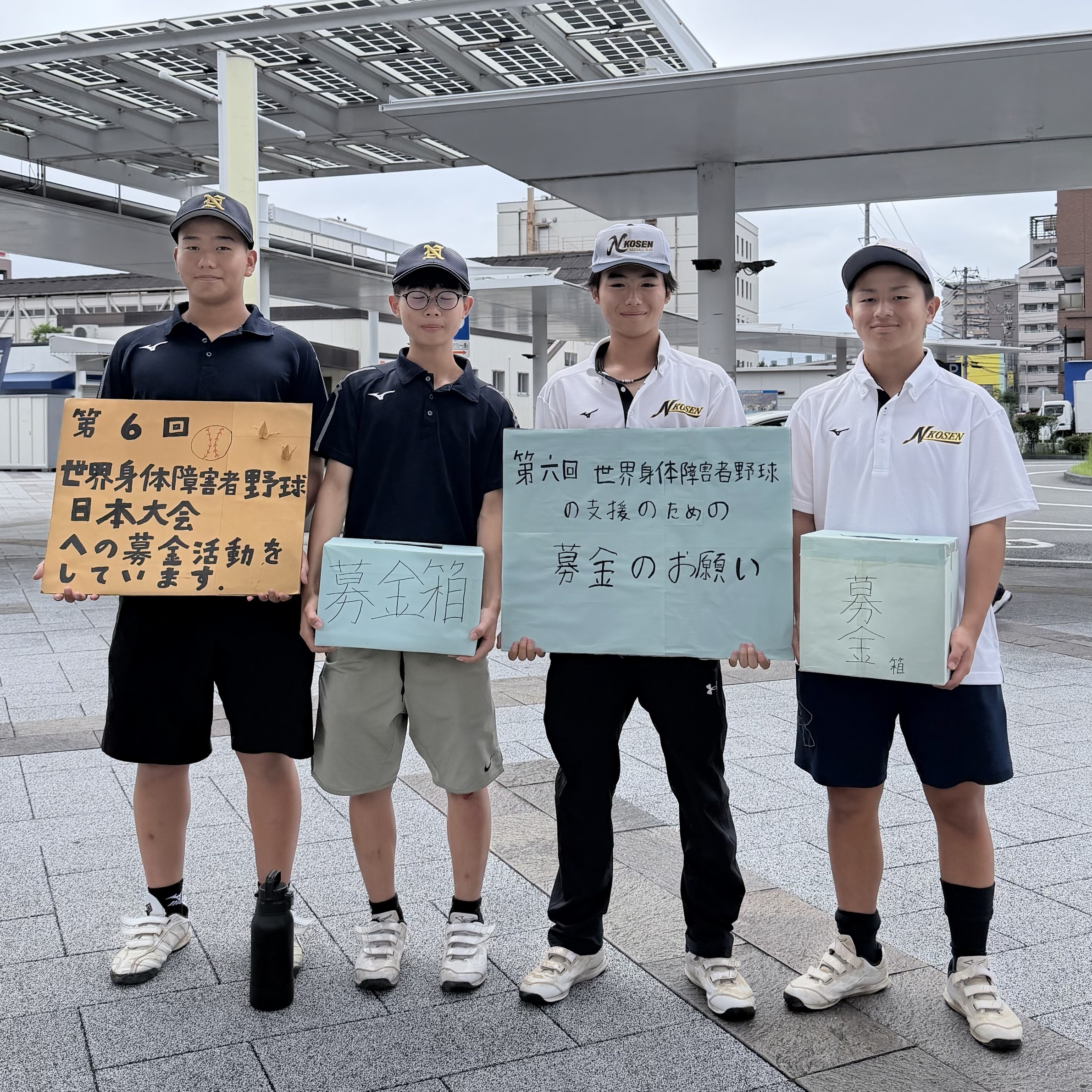 野球部高校生と一緒に募金活動