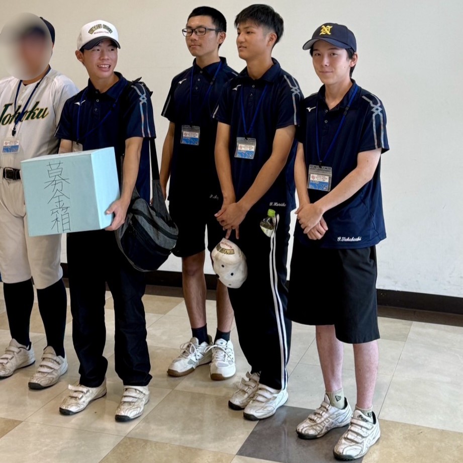 野球部高校生と一緒に募金活動
