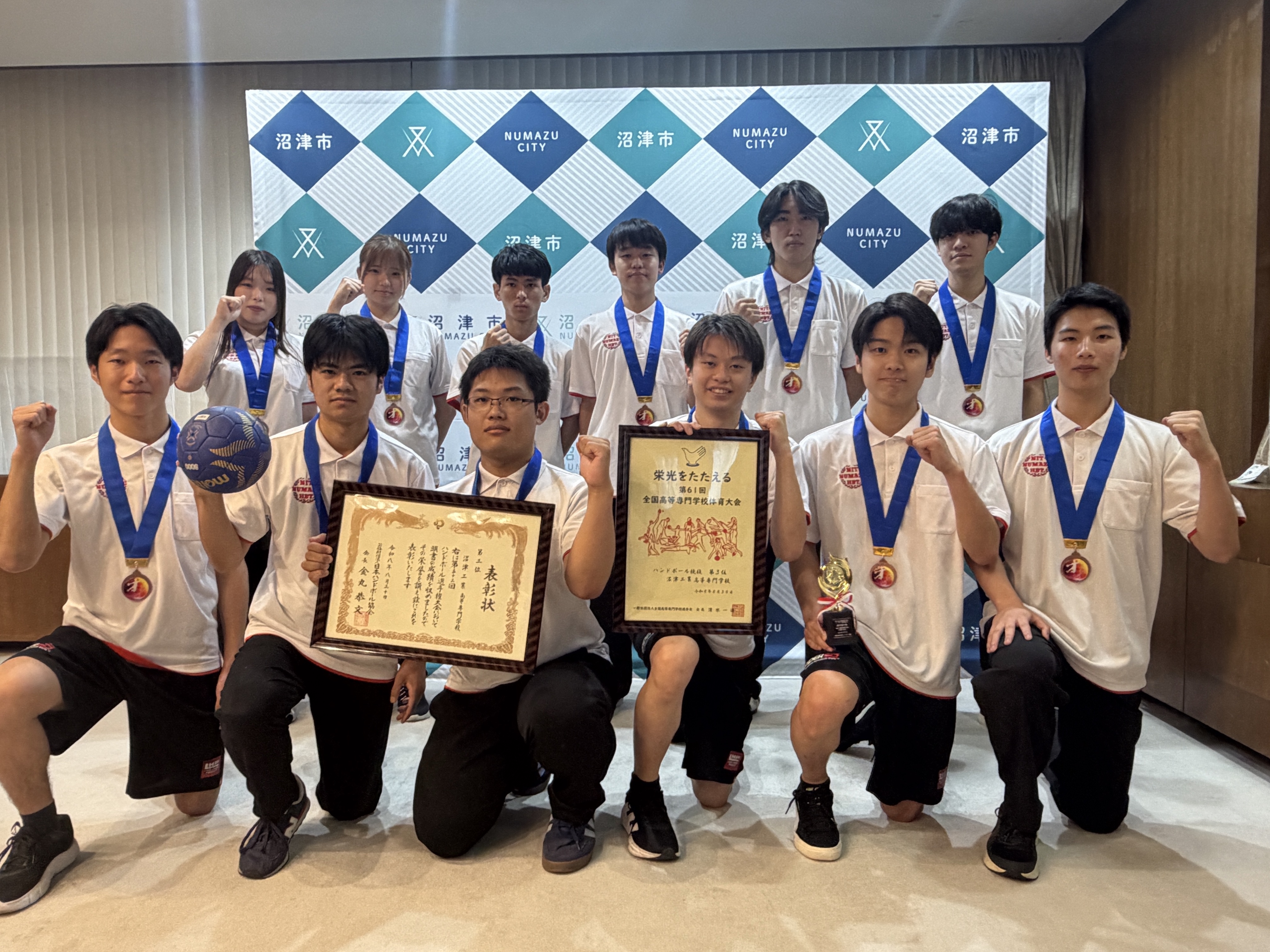 全国高専大会ハンドボール競技第3位　男子ハンドボール部が沼津市長を表敬訪問