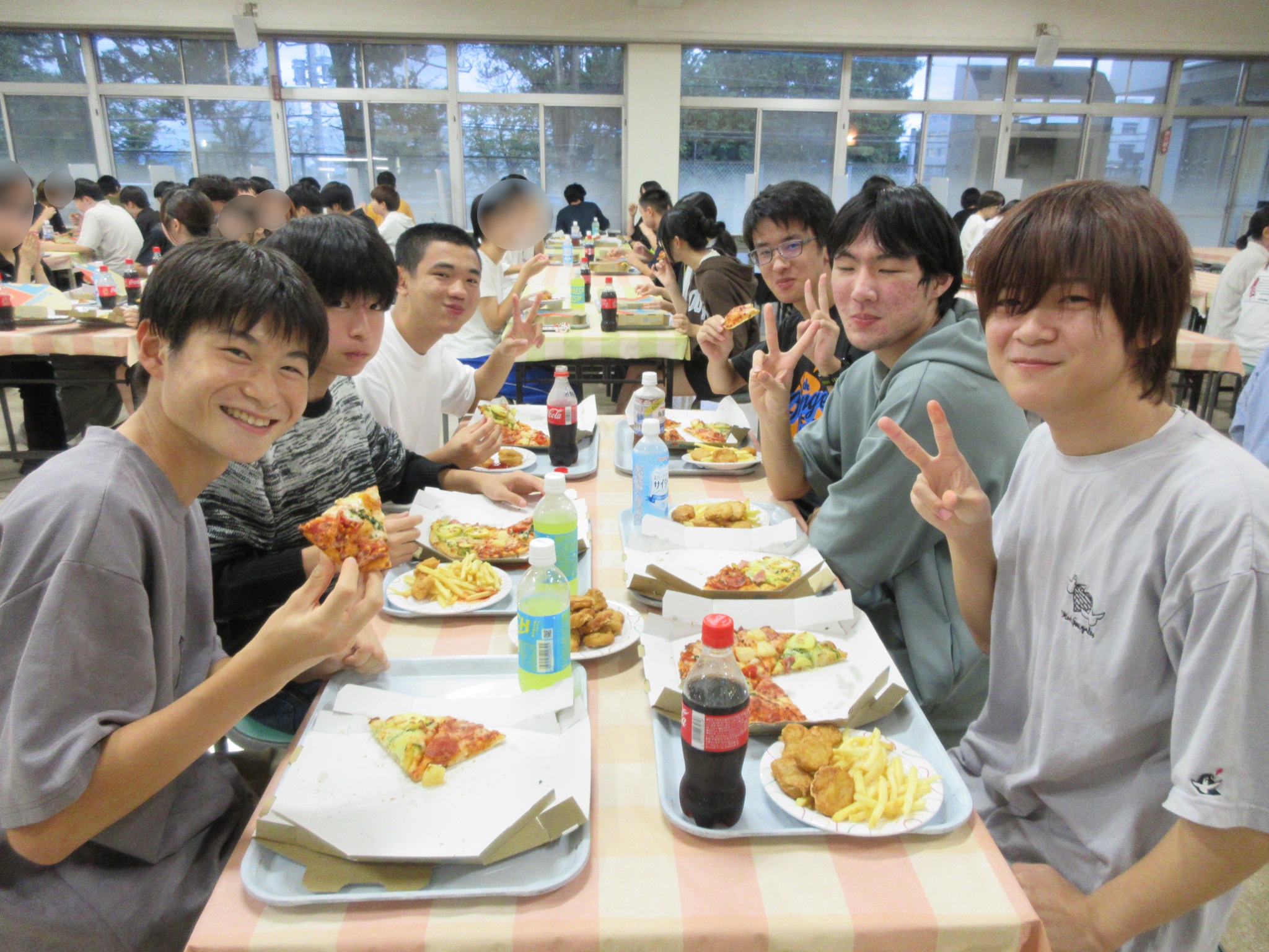 学生寮でピザパーティー
