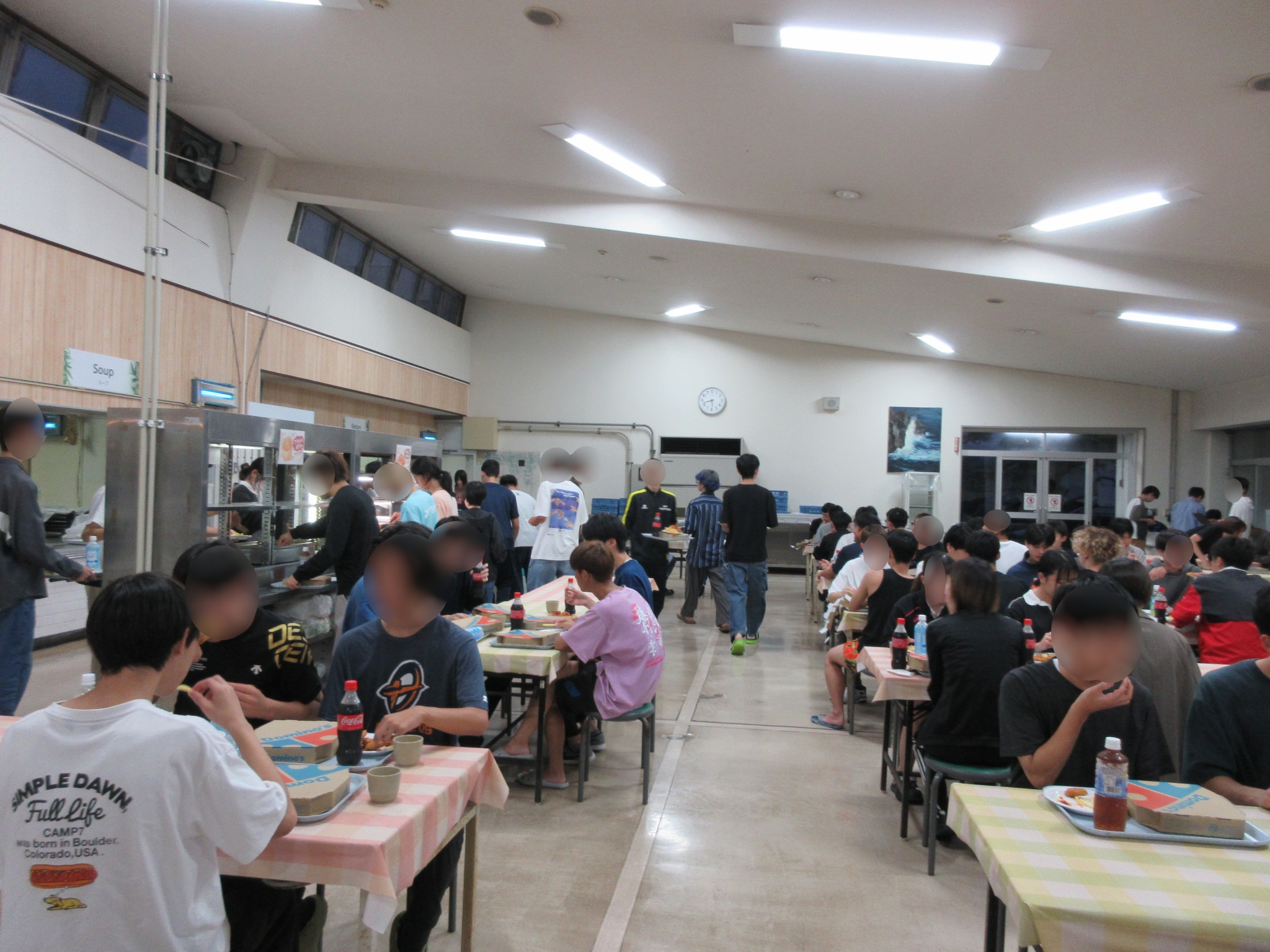 学生寮でピザパーティー