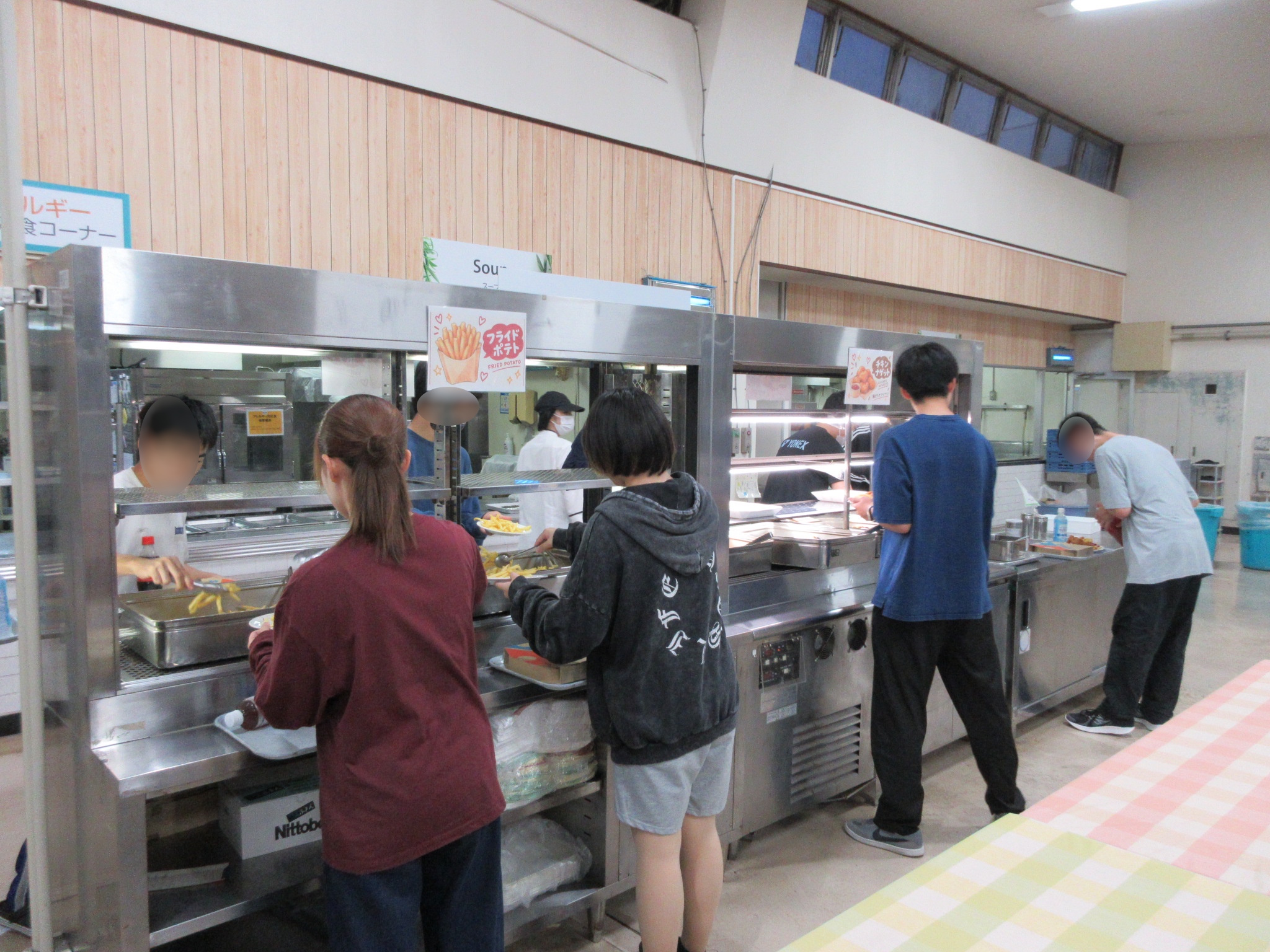 学生寮でピザパーティー