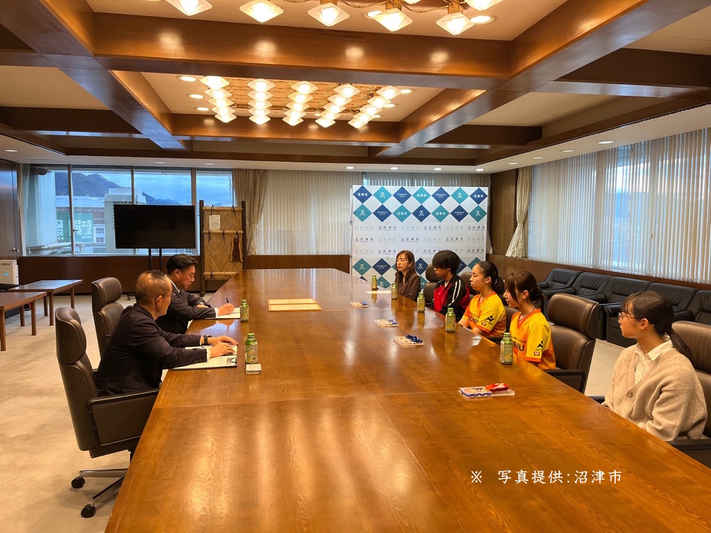陸上競技部、卓球部、バドミントン部の学生 沼津市長を表敬訪問
