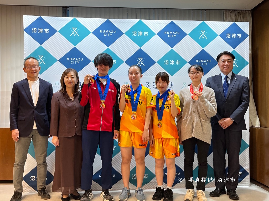 陸上競技部、卓球部、バドミントン部の学生 沼津市長を表敬訪問
